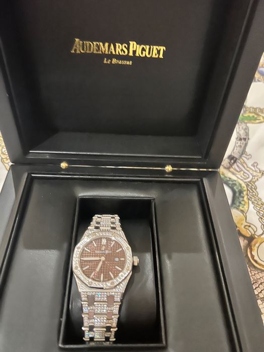 Дамски часовник с камъни AP