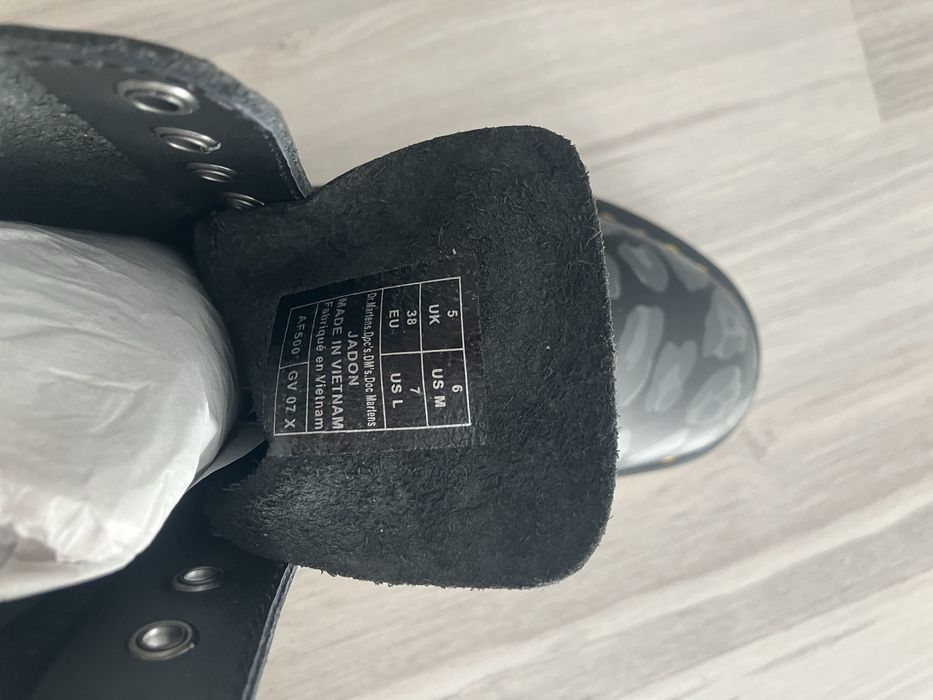 Vand ghete Dr Martens noi