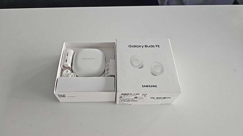 Беспроводные наушники Samsung Galaxy Buds FE в белом цвете