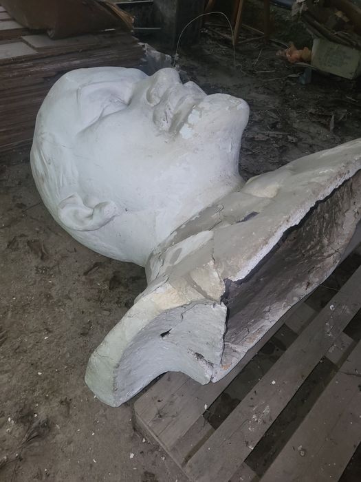 Бюст В. И. Ленина из гипса высотой 110 см