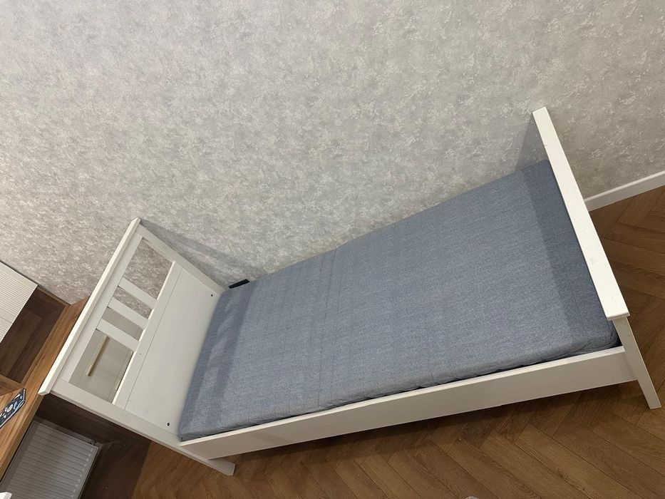 Кровать "Хэмнесс" от "Икеа".