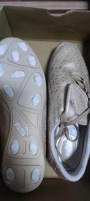 Продавам дамски спортни обувки Puma 38, със стелка 24 см и 38.5 със ст