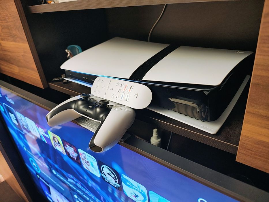 Play Station 5 cu maneta si telecomanda media in garantie