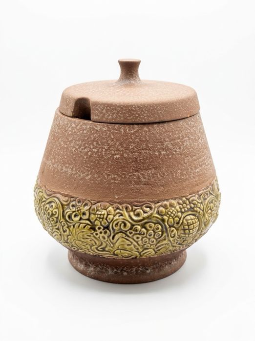 Vas ceramic decorativ unicat – textură rustică și detalii sculptate