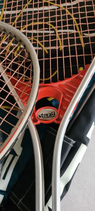 Тенис ракети едната е Фишер