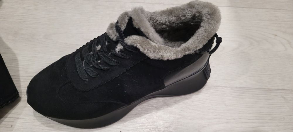 Продам кроссовки зима