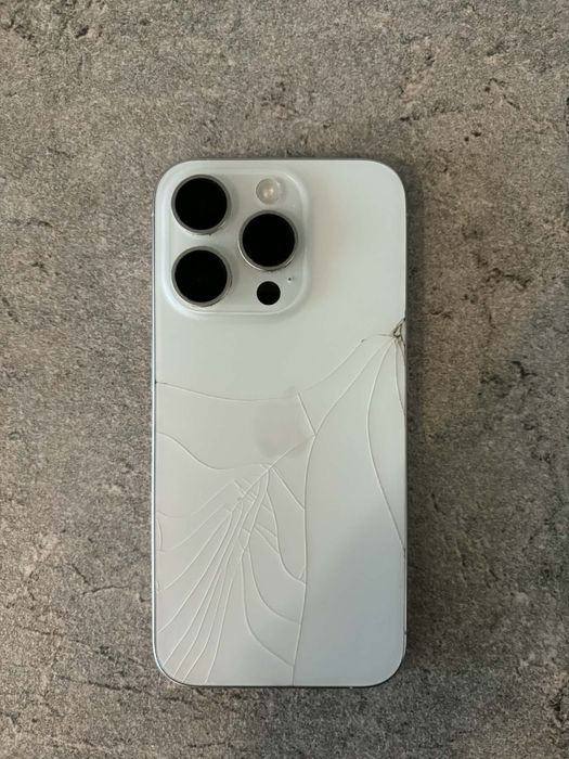 Iphone 15 Pro, 512 GB, spate fisurat