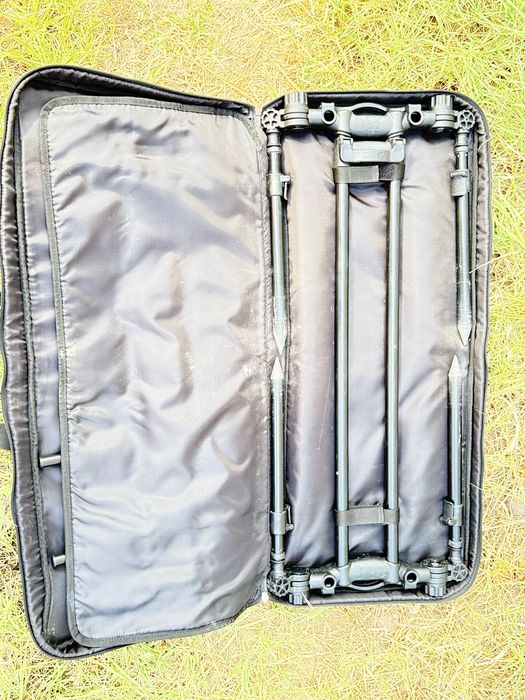 Стойка JRC Cocoon Pod 3 Rod – отлично запазено състояние, стабилна конструкция, всички настройки работят нормално.