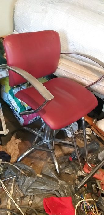 Фризьорски стол оборудван