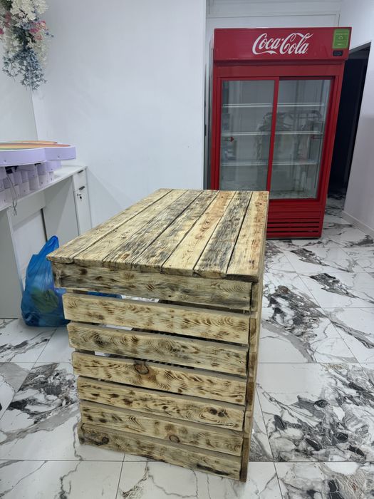 Продается полка ветрина и стол