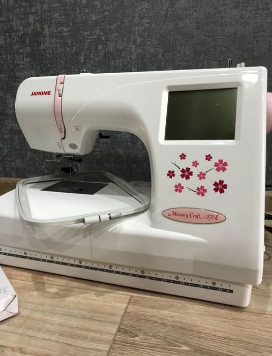 Продам вышивальную машинку