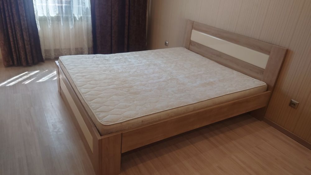 Кровать двуспальная с матрасом