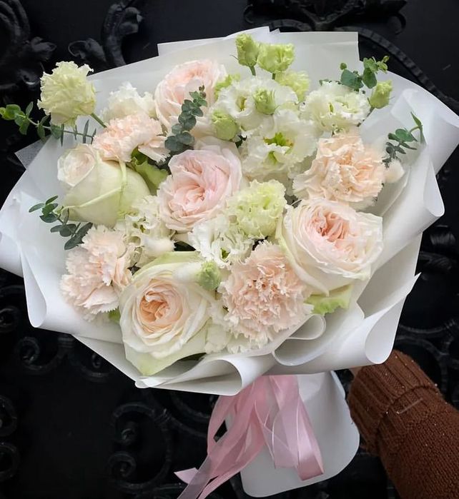 Тюльпаны, эустома, ромашки, пионы, розы, кустовые хризантемы