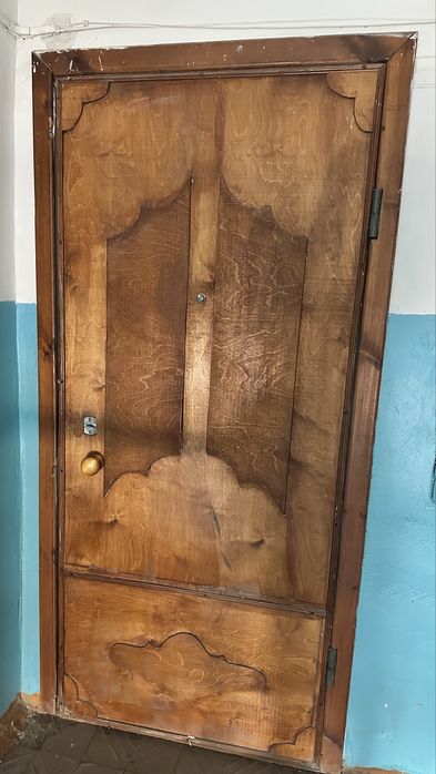 Продам входеую дверь б/у срочно