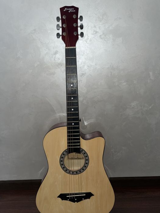 Акустическая гитара Lieven John, почти новая
