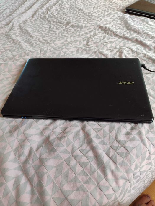 Acer Aspire E5-572G (i3-4000M / 6GB RAM / 1TB HDD / NVIDIA) + зарядно