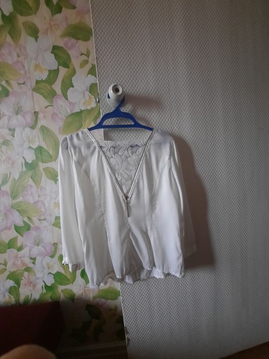Продаётся   б л у з ка   белая  в хорошем   состоянии  . Размер   4 6.