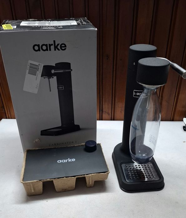 Машина за газирана вода Aarke Carbonator 3, матово черно.