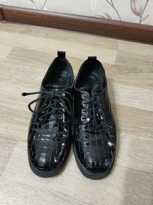 Продам чёрные лакированные туфли р.36