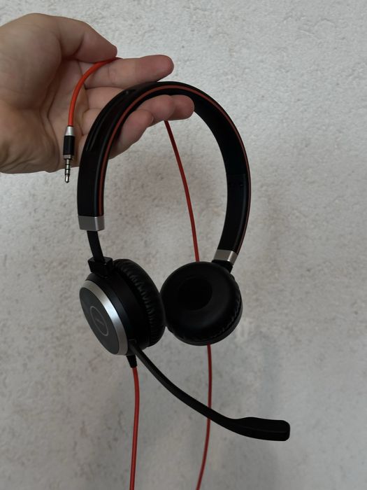 Casti Office nu stiu exact ce model sunt doar ca sunt de la JABRA