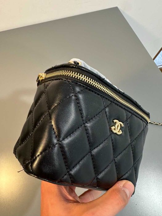 Geanta Chanel vanity case neagra matlasata lant auriu