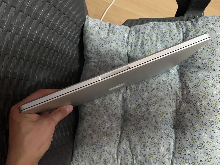 • Macbook  Pro • Retina •