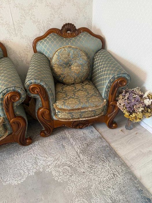 Продам набор диван и два кресла