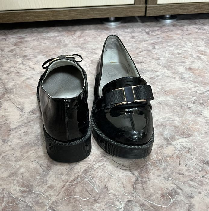 Продам подростковые туфли на девочку