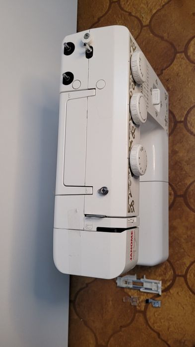 Продам швейную машинку Janome