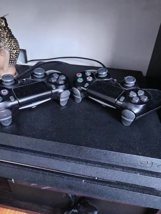 PS 4 PRO + 2 controlere.