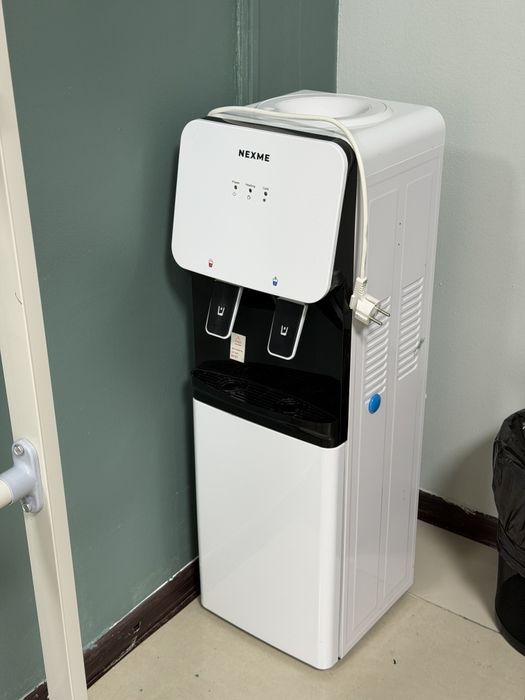 Кулер для воды и Урна для мусора