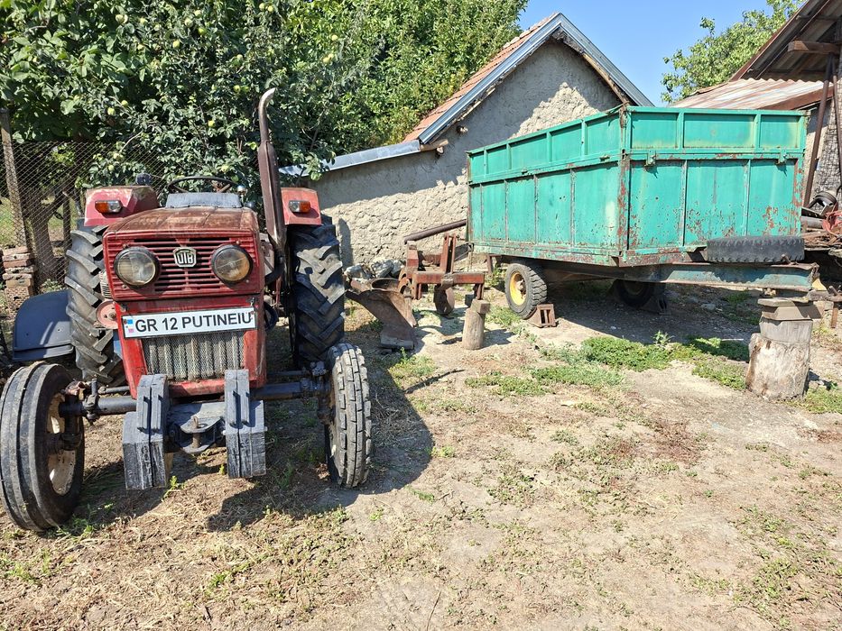 Tractor  U 445  cu plug și remorcă