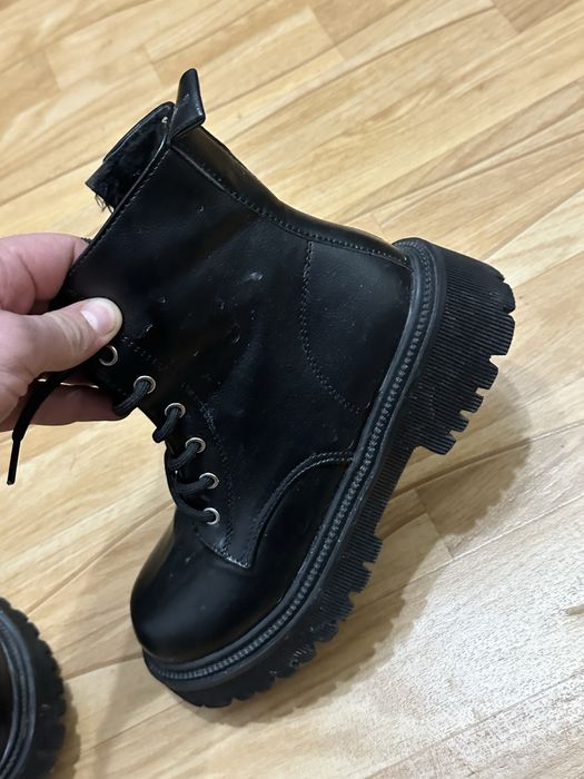 Продается женская обувь.