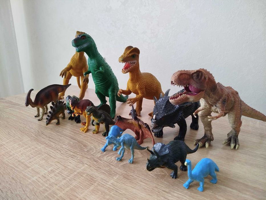 Фигурки динозавров