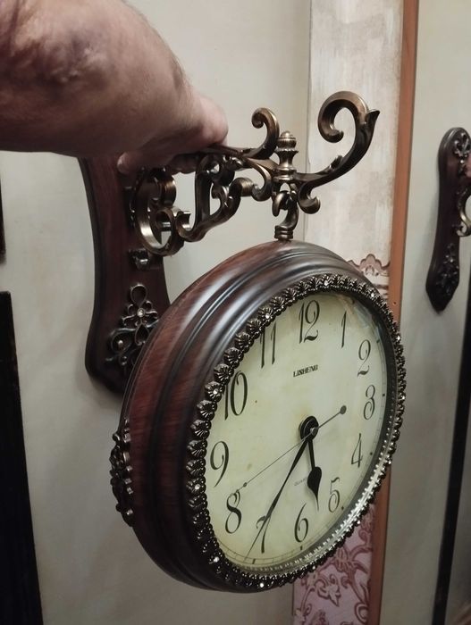 Часы деревянные.