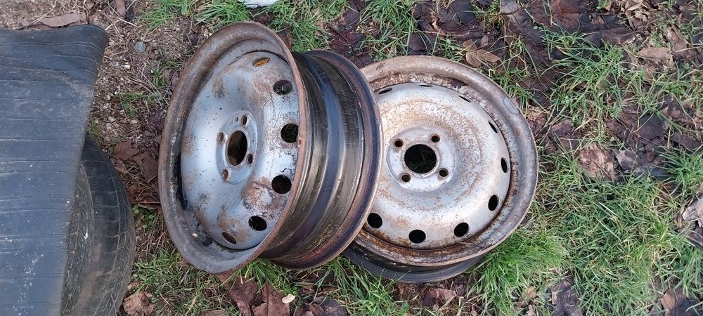 Vând  2 Cauciucuri cu Genți de Dacia logan