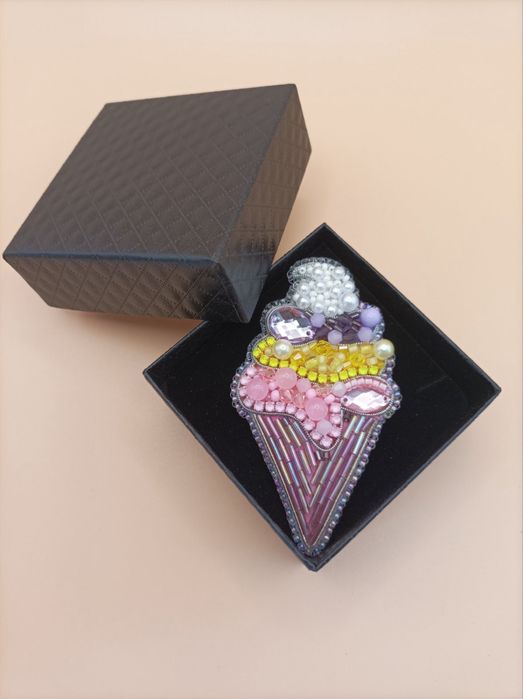 Ръчноизработени брошки с мъниста