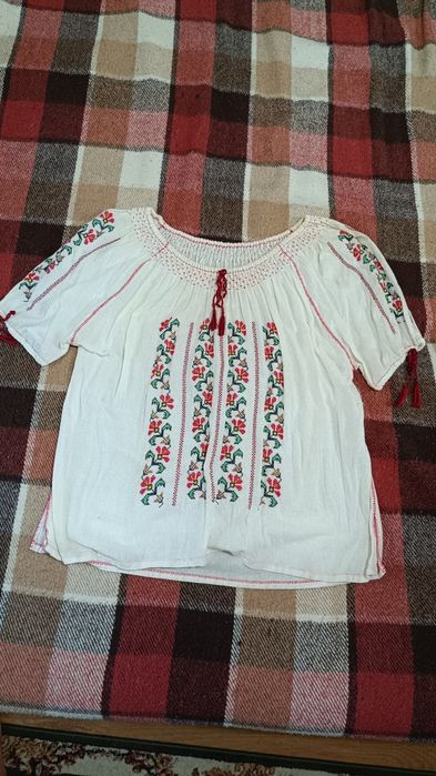 Ie tradițională lucrată manual