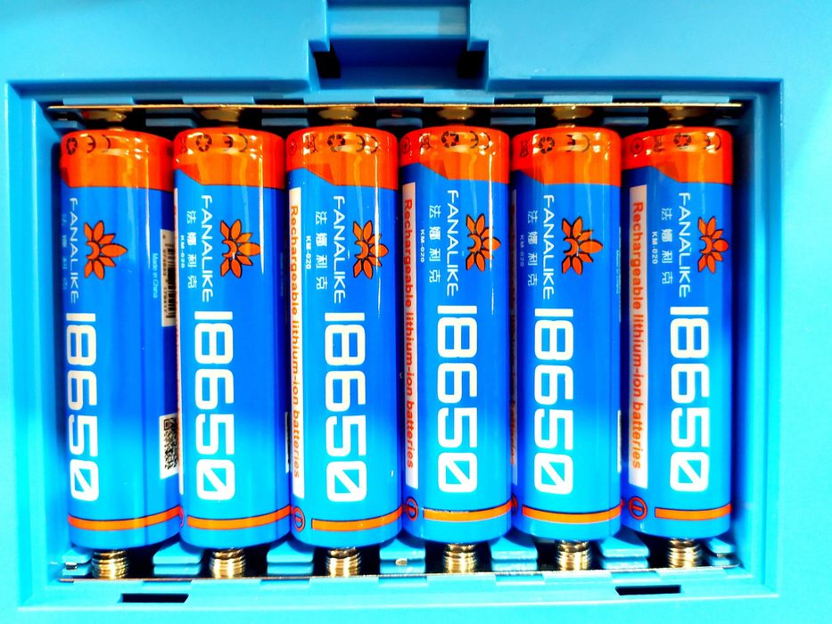 Мощный LED прожектор на солнечной батарее с магнитами для крепл