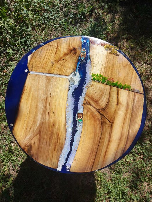 Masă handmade realizată din rășină epoxidică și lemn