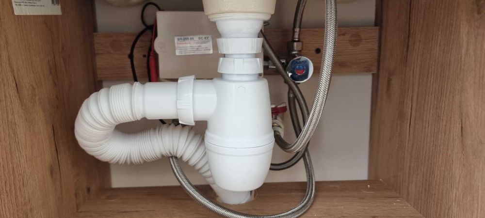 Раковина с тумбой и смесителем сенсор