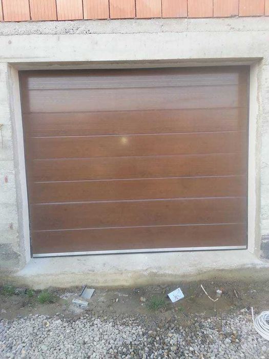 usa de garaj cu acces pietona