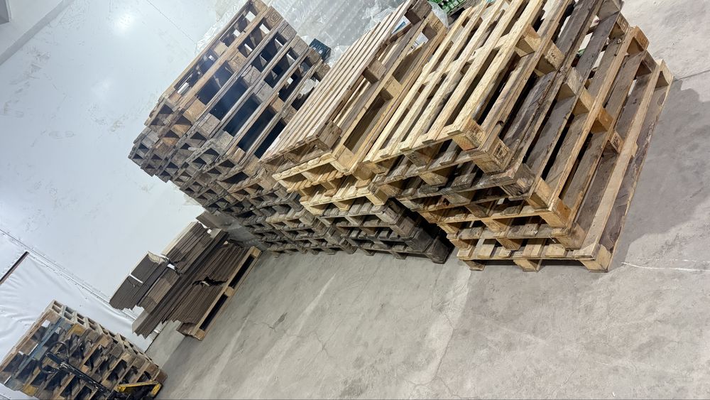 Продам поддоны разных размеров.