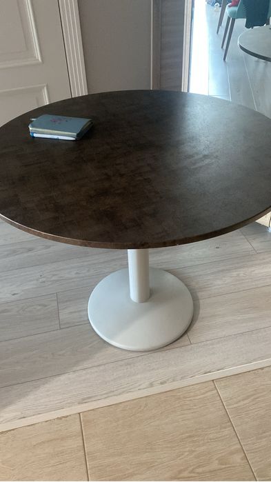 Продам стол, ширина 90 см