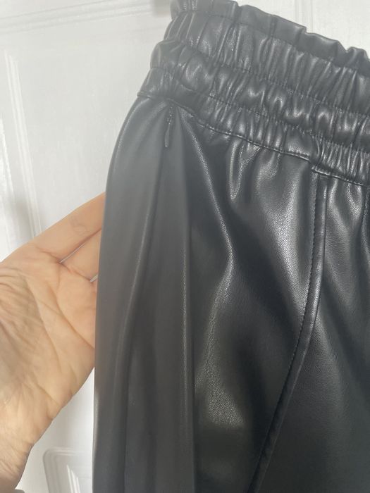 Кожен панталон Guess