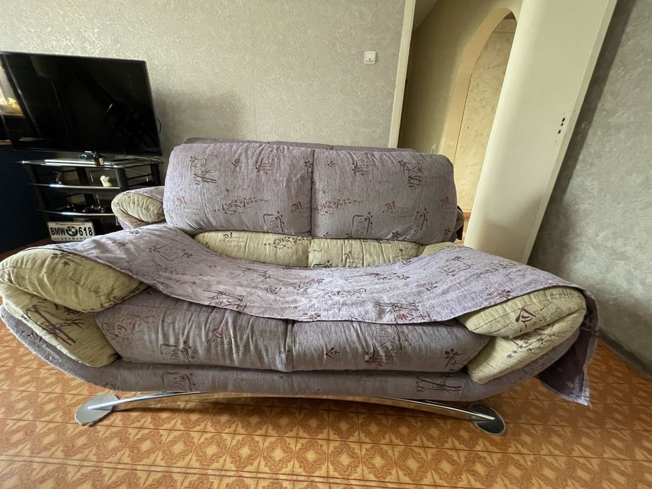 Диваны с декоративными подушками