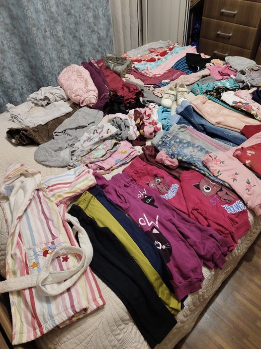 Платье, штаны, кофта, обувь на девочку
Продам