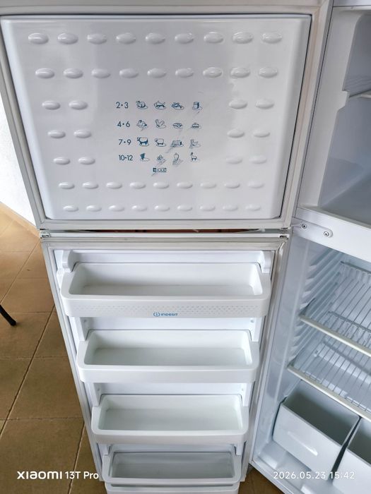 Хладилник с фризер Indesit 150x53x55