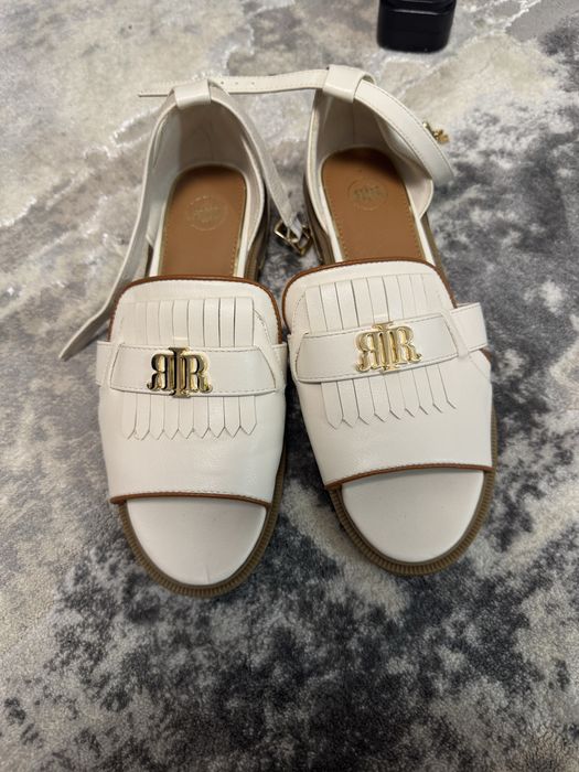 Sandale/ river ialand