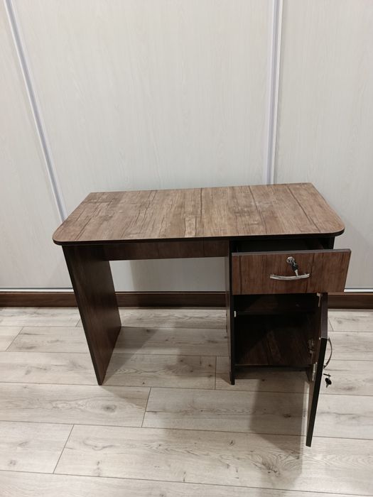 Продается стол письменный